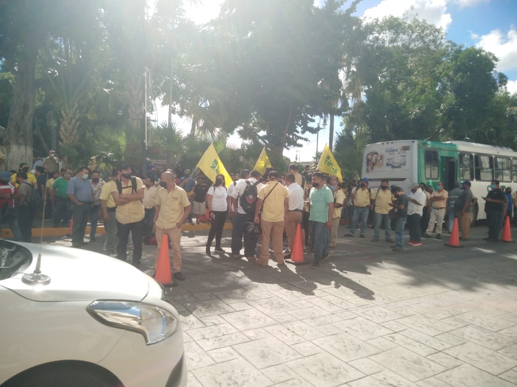 Camioneros exigen el regreso de paraderos en el Centro Histórico de Mérida
