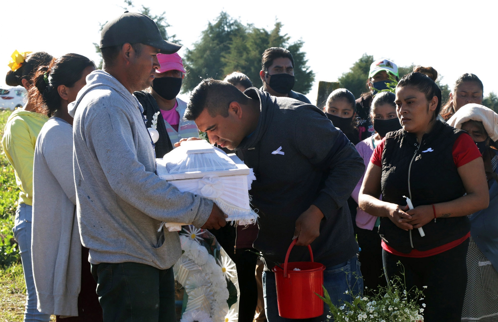 Bebé declarado como muerto por error en IMSS de Puebla es sepultado