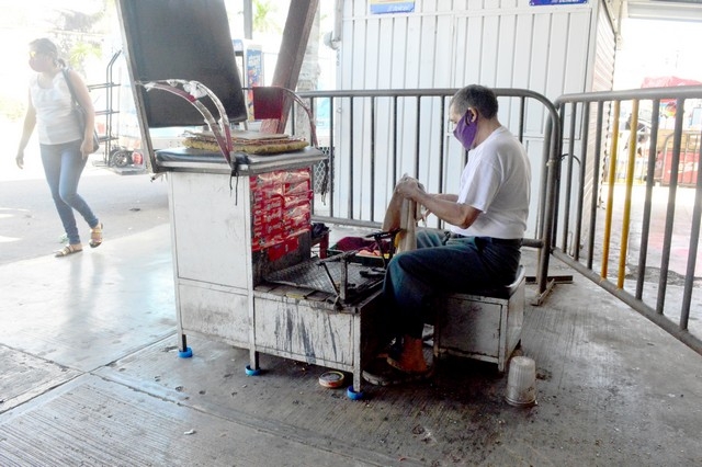 Don Manuel, 26 años de bolear zapatos en el mercado de Campeche