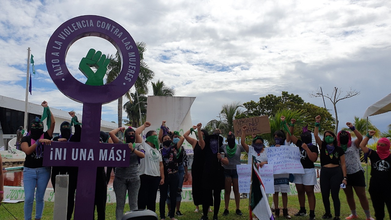Feministas colocan "antimonumento" en el Congreso de Quintana Roo