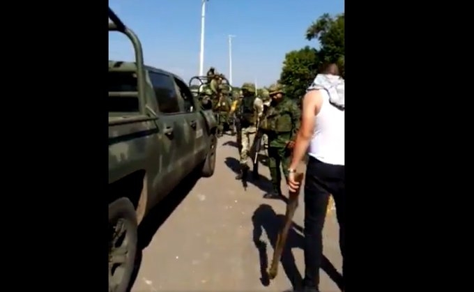 Civiles encapuchados agreden a militares en Michoacán (Video)
