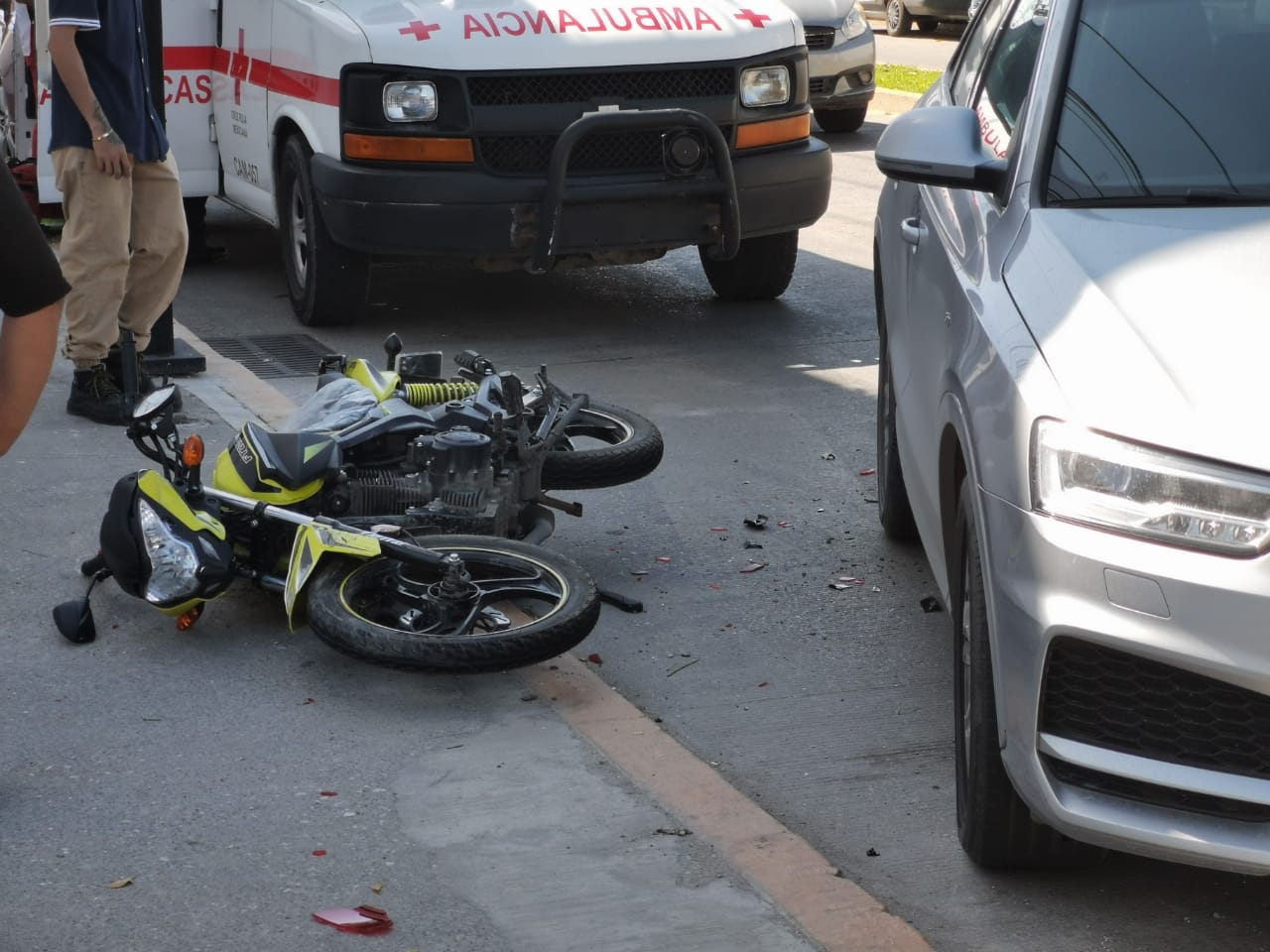 Conductor imprudente le cierra el paso a motociclista en Ciudad del Carmen