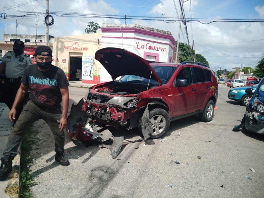 Así quedó un automóvil tras ser chocado en el centro de Mérida