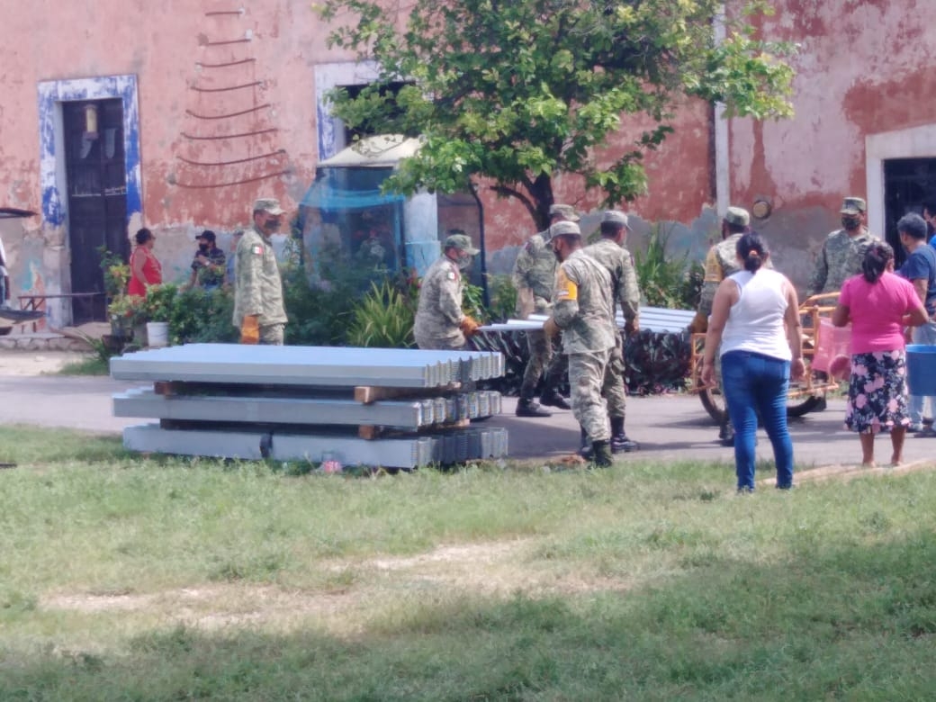 Militares entregan apoyos a damnificados en Baca