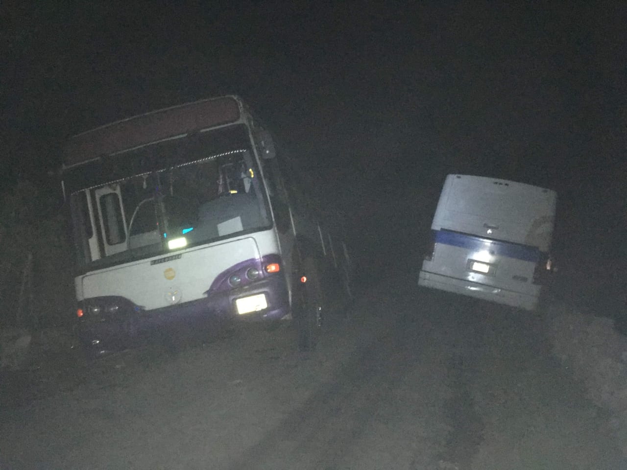 Dos autobuses se quedan atorados en el lodo en carretera de Motul