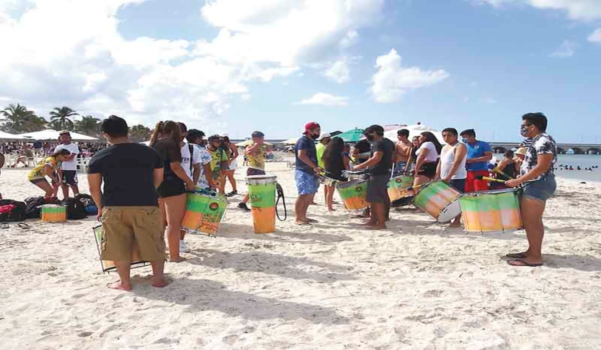 Ocho mil personas acudieron a visitar las playas de Progreso