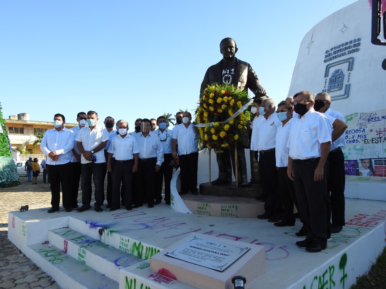 Masones colocan ofrenda floral en monumento de Andrés Quintana Roo en Chetumal