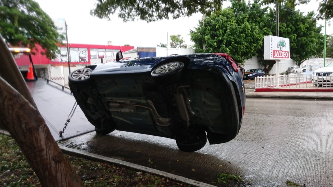 Vuelca su auto al evitar chocar en Mérida