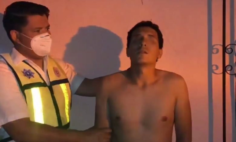 "Estoy agarrando señal": Captan a sujeto 'drogado' y se vuelve viral (Video)