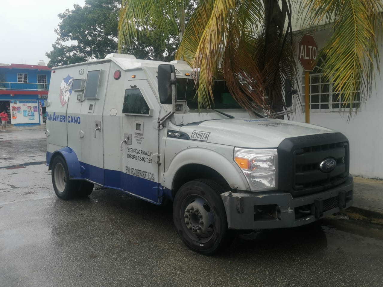 Camión de valores se estrella contra camioneta en Chetumal
