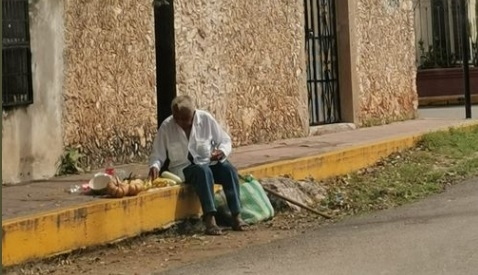 Abuelito vende calabazas y pepinos para sobrevivir en Valladolid