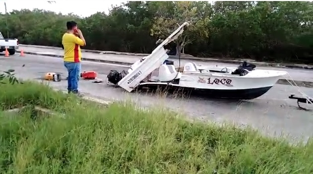 Lancha choca contra una camioneta en Progreso tras desprenderse de un remolque