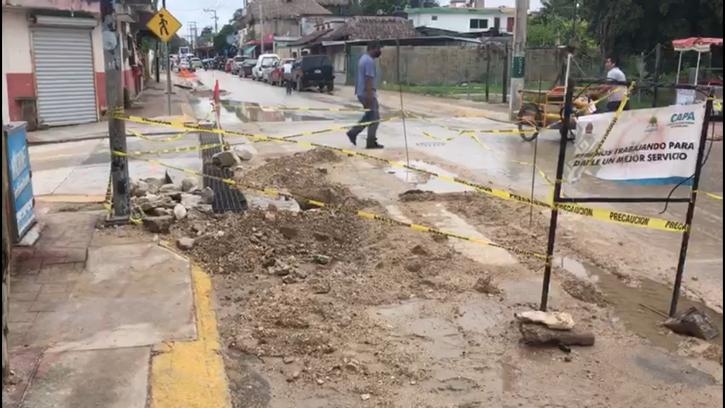 Las lluvias han suspendido los trabajos por lo que se quedaron huecos y material en las calles de Bacalar Foto: Luis Enrique Tuz