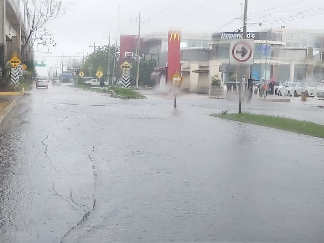 Eta causa inundaciones en Playa del Carmen