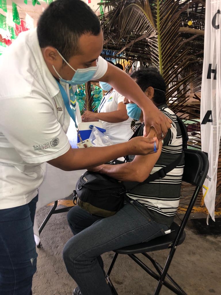 Aplican vacunas contra la influenza a taxistas de Quintana Roo