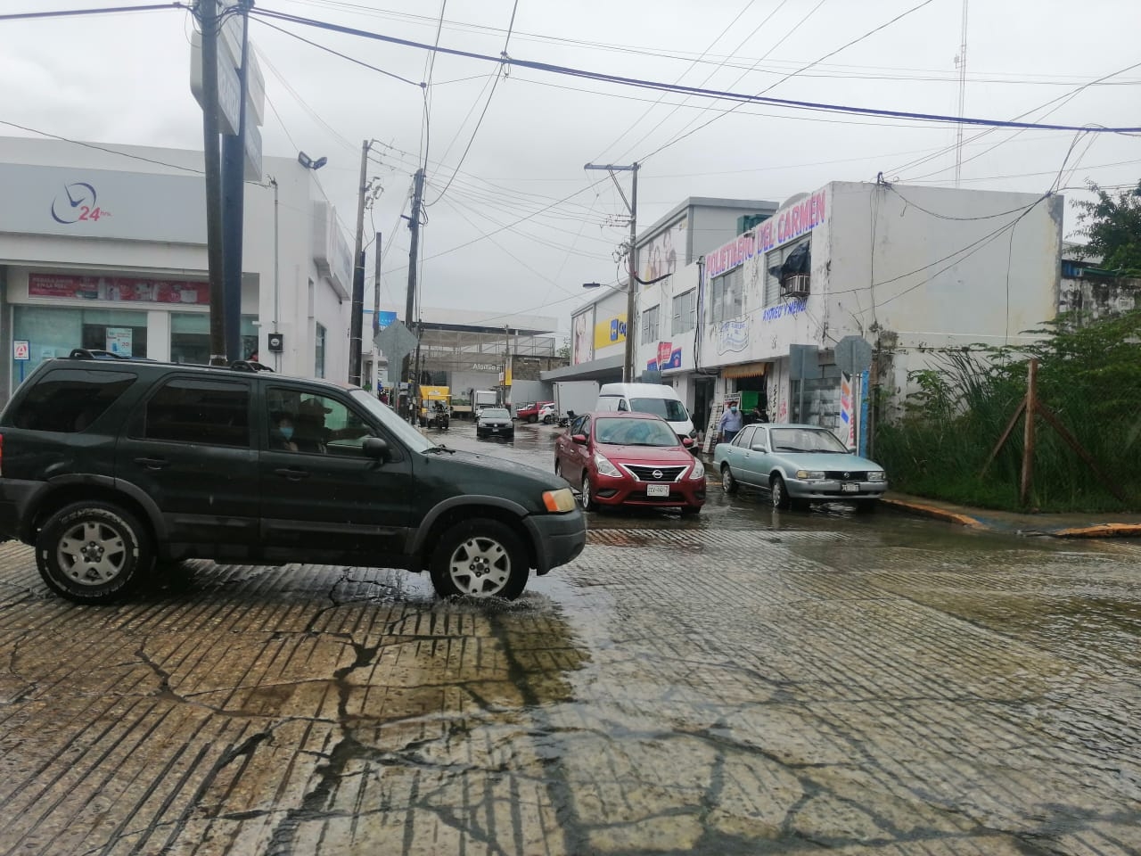 Vecinos sufren por encharcamiento en la colonia Centro en Ciudad del Carmen