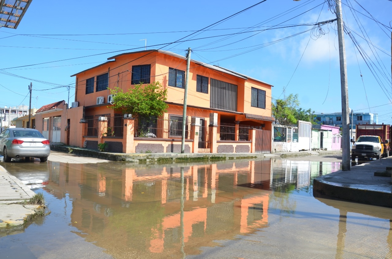 Inundaciones evitan que familias salgan de sus hogares en Ciudad del Carmen
