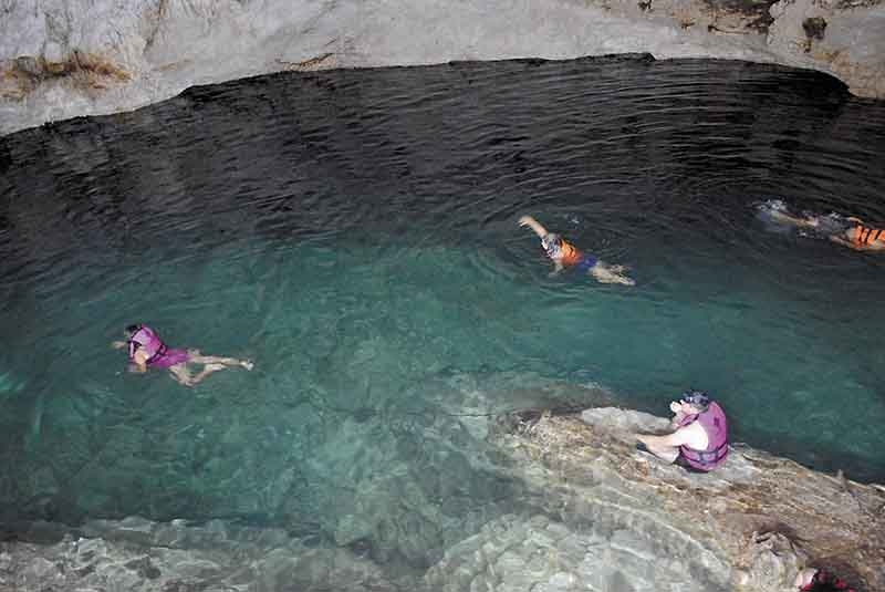 Se recomienda usar chalecos salvavidas para ingresar a un cenote en Yucatán