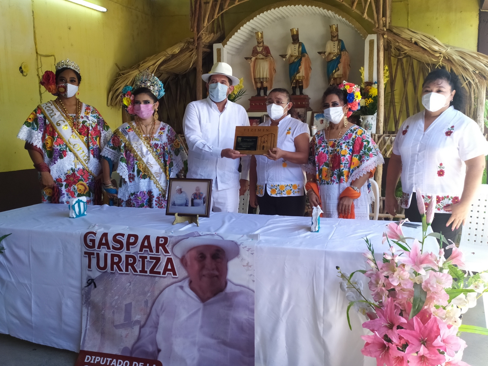 Los diputados de la celebración y el presidente de alborada recibieron su reconocimiento. Fotos: Luis Manuel Pech Sánchez.