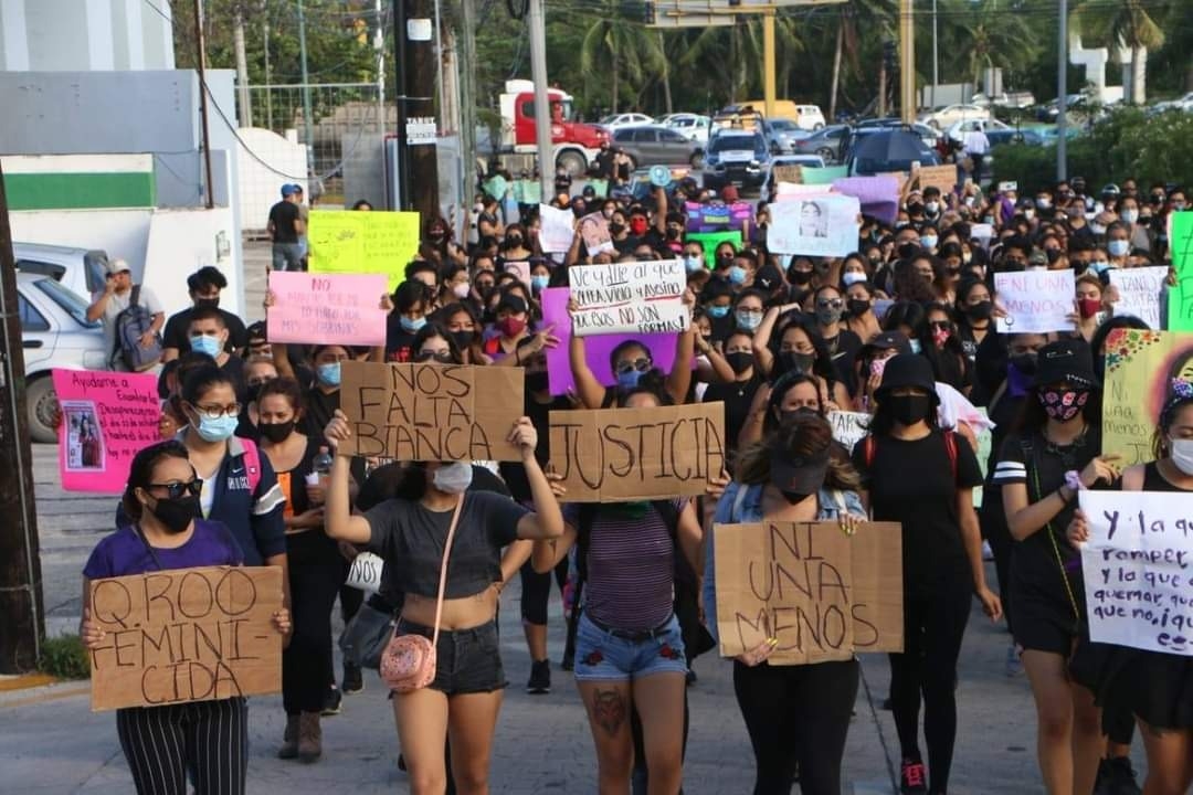 Las mujeres marcharon hacia la Fiscalía General de Quintana Roo donde planean llegar en punto de las 17:00 horas Foto: @Tatiana39737596