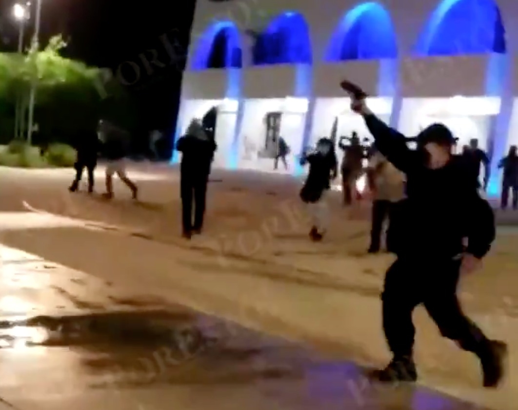 Manifestación en Cancún, momento exacto donde policías disparan: VIDEO
