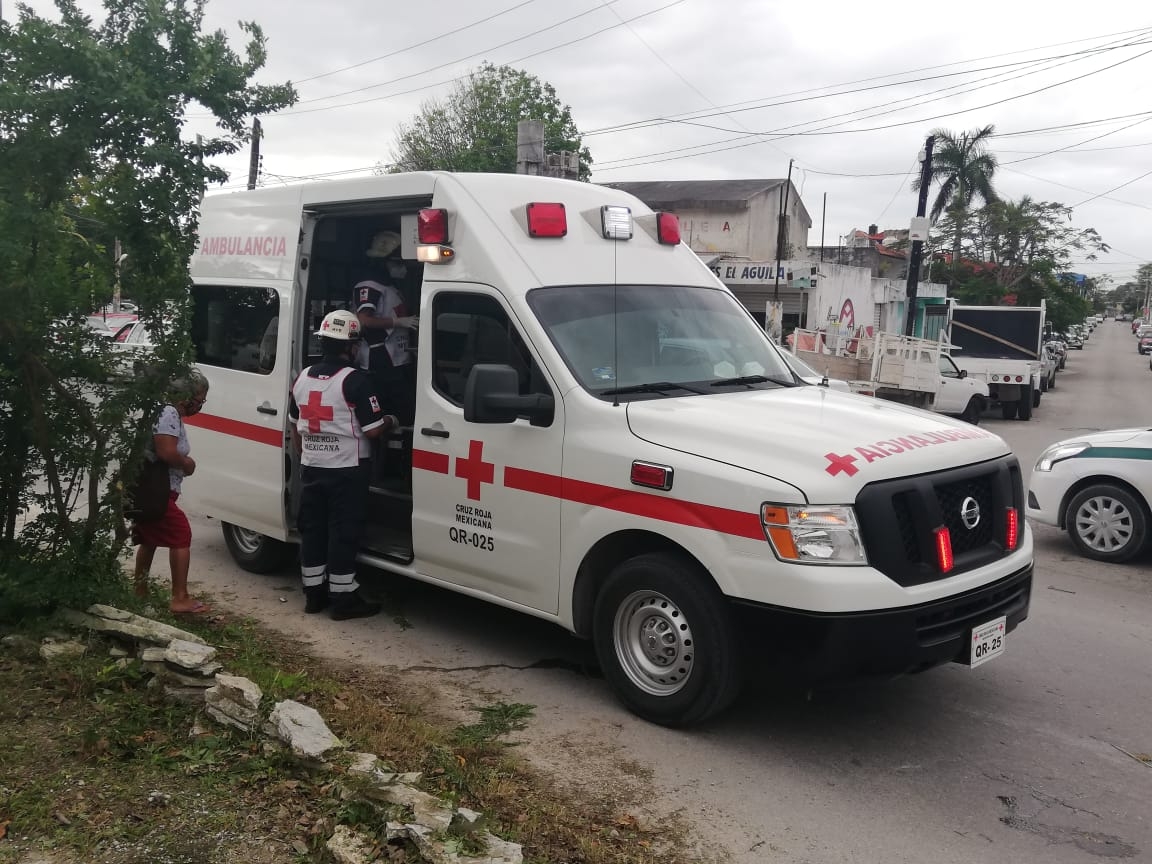 Seis lesionados deja un choque entre una combi contra camión materialista en Cancún