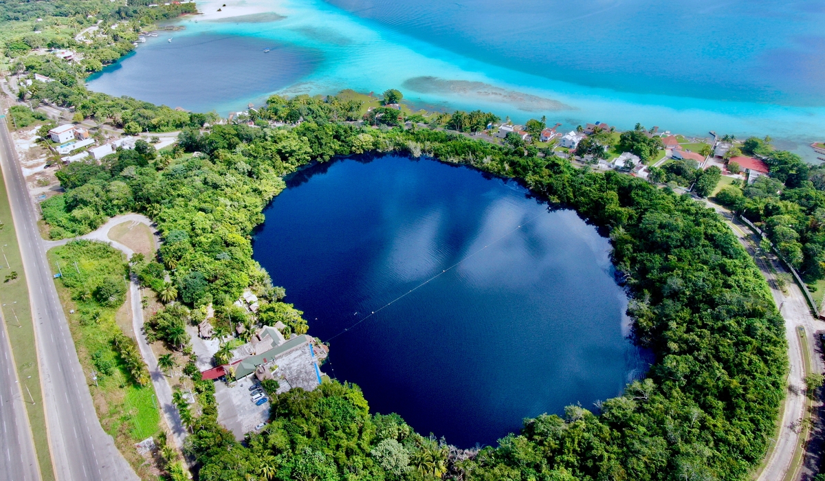 Conoce el Cenote Azul en el Pueblo Mágico de Bacalar