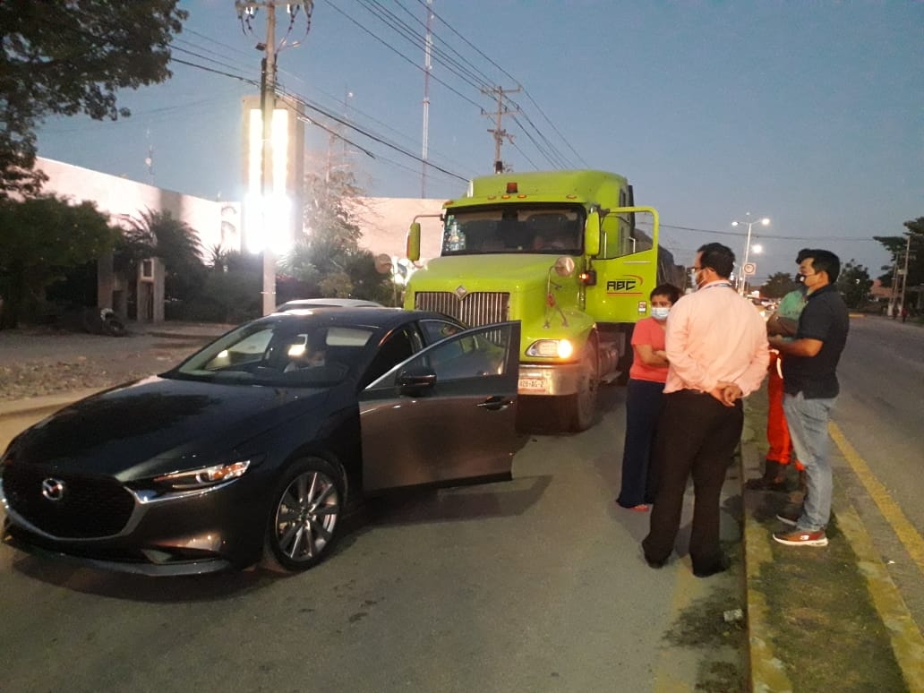 Tráiler choca contra auto de lujo en Ciudad del Carmen