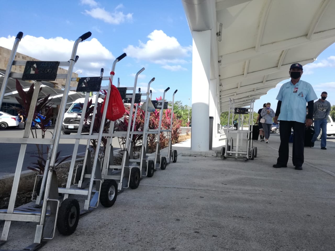 Maleteros del Aeropuerto de Cancún sufren disminución de trabajo