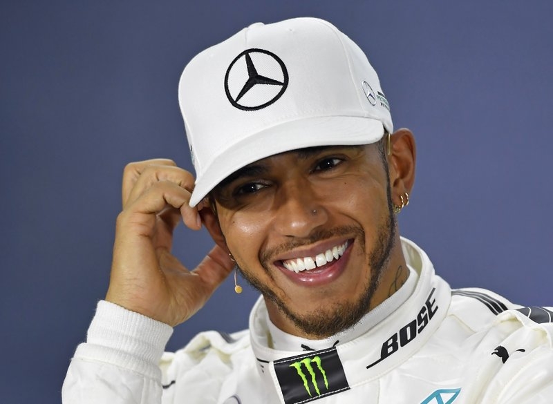 Lewis Hamilton reaparece tras superar al coronavirus (Video)