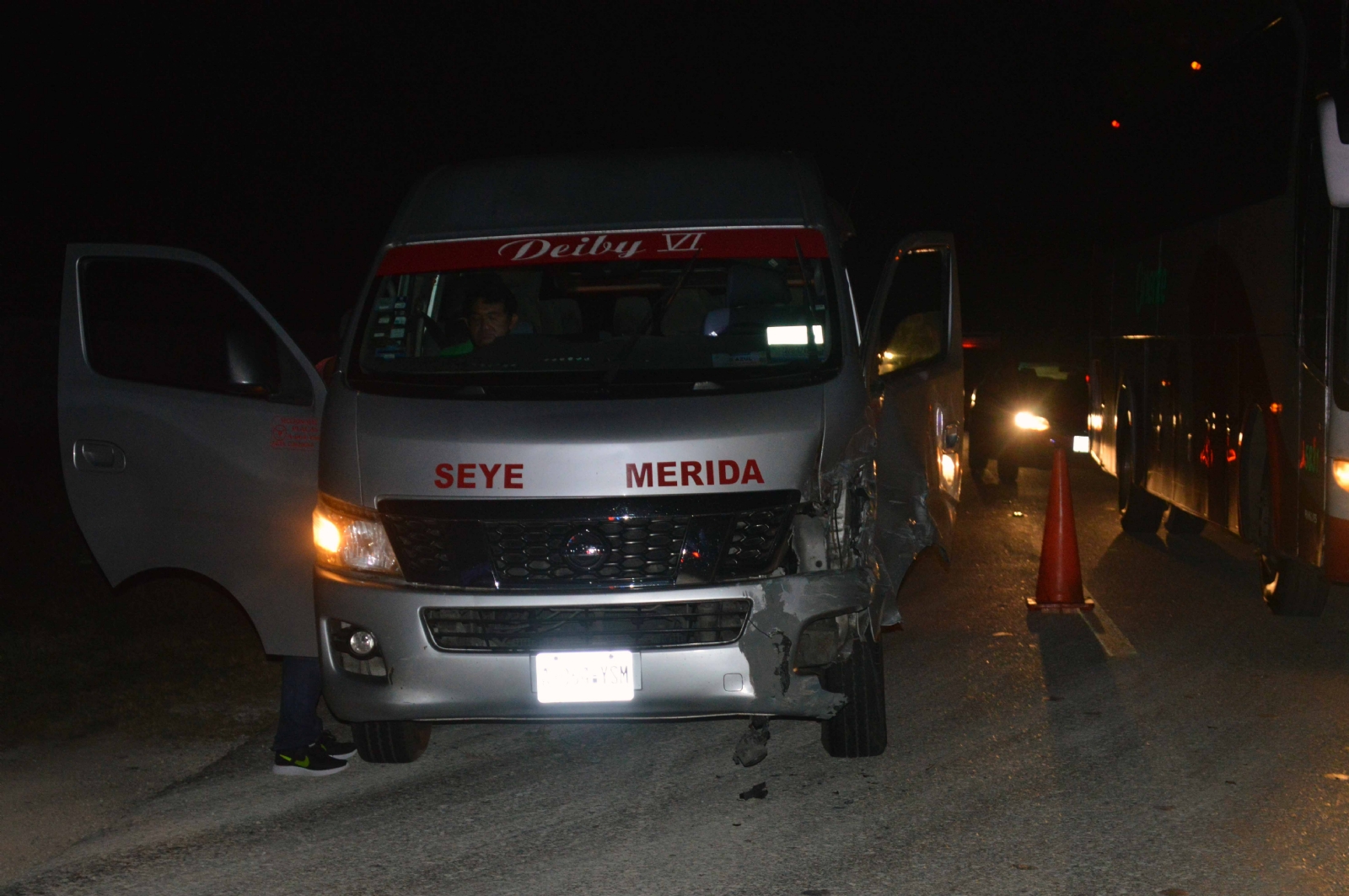 Choque entre combi y auto deja una persona lesionada en Seyé