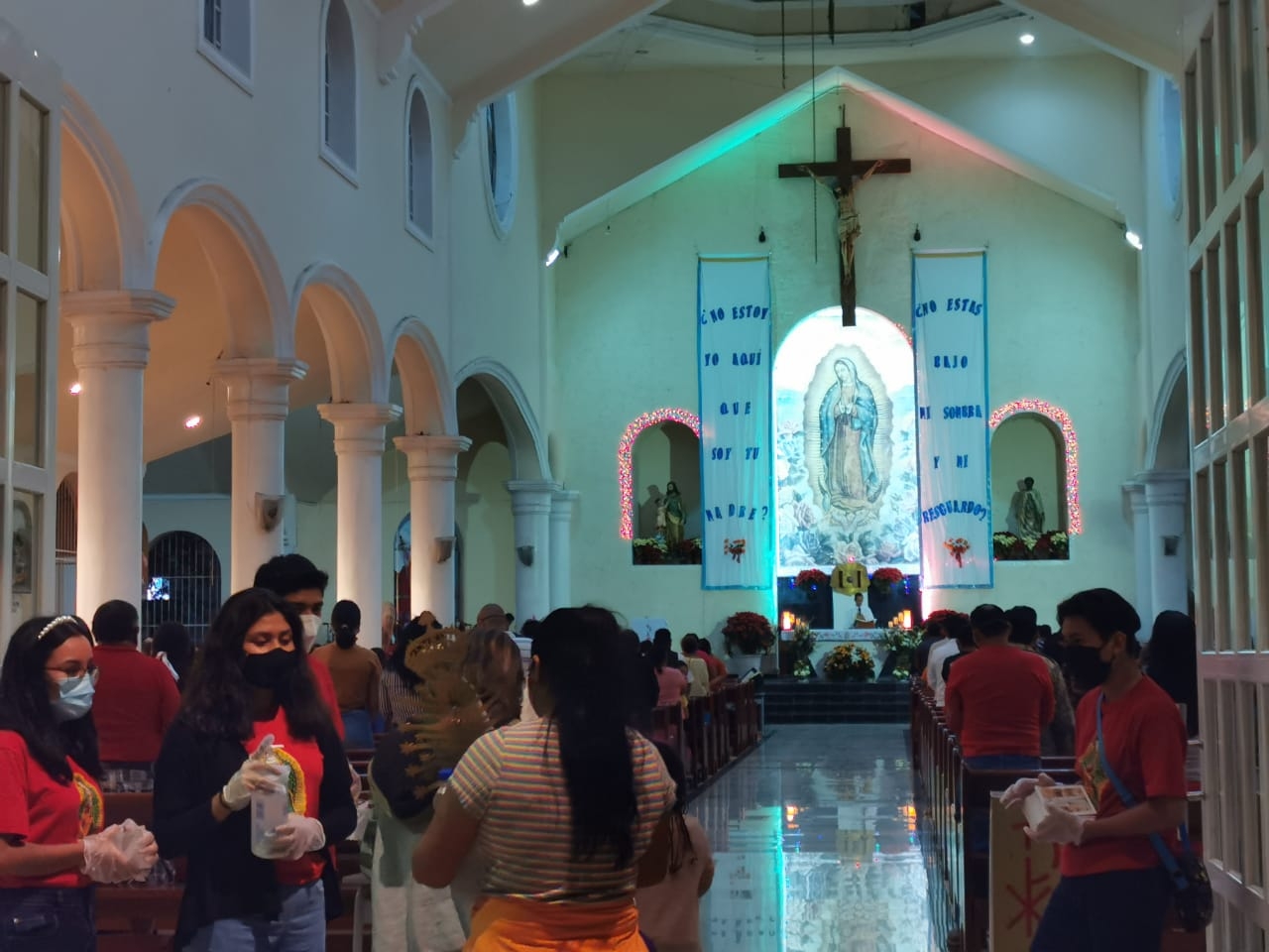 Familias acuden a celebrar a la Virgen de Guadalupe en Playa del Carmen en pandemia