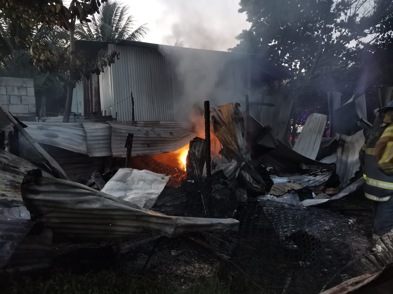 Incendio reduce a cenizas vivienda irregular en predio invadido de Ciudad del Carmen