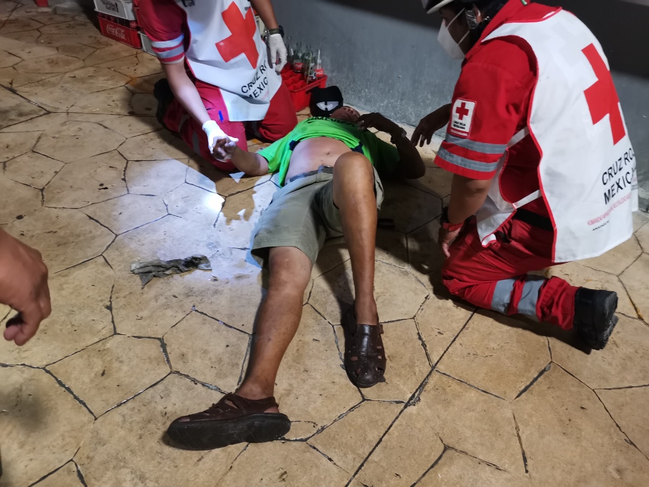 Hombre se lesiona la espalda al caer de una escalera en mercado de Ciudad del Carmen