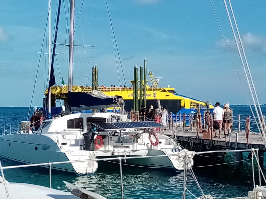 Sin filtros sanitarios en abordaje de ferry, cruzan turistas a Isla Mujeres