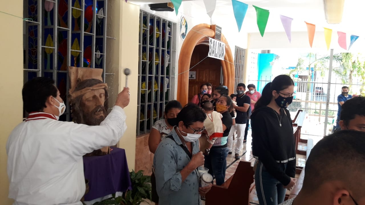 El Santuario de Guadalupe en Cancún lució con los niños vestidos de Juan Diego, Indias y Marías. Foto: Rodolfo Flores