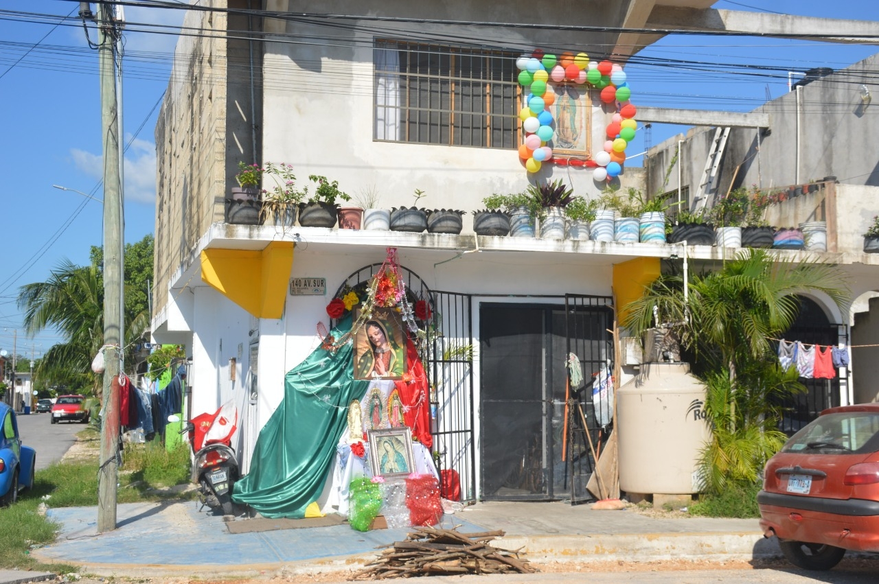 Vecinos de la colonia Bellavista venerarán a la Virgen de Guadalupe con globos y demás decoraciones. Foto: Sandy Márquez