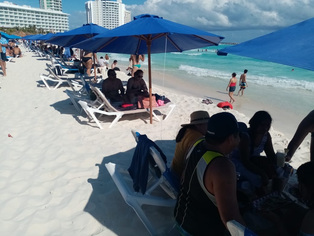 Playas de Cancún no respetan medidas sanitarias ni sana distancia