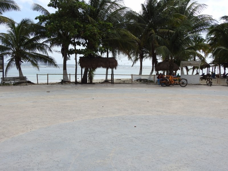 Pese a decreto al libre acceso, cercan playa en zona turística de Mahahual