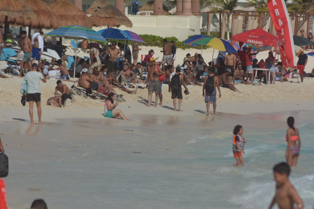 Sin seguir medidas sanitarias, turistas asisten a playas de Cancún