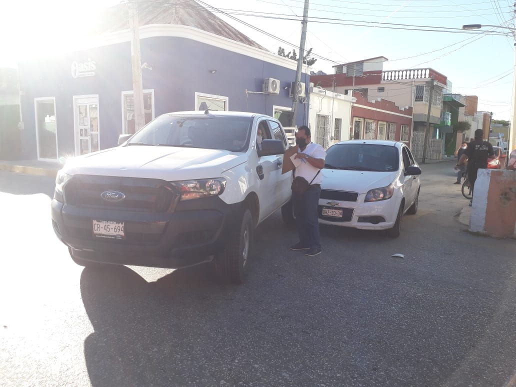 Conductor distraído se impacta contra un automóvil en Ciudad del Carmen