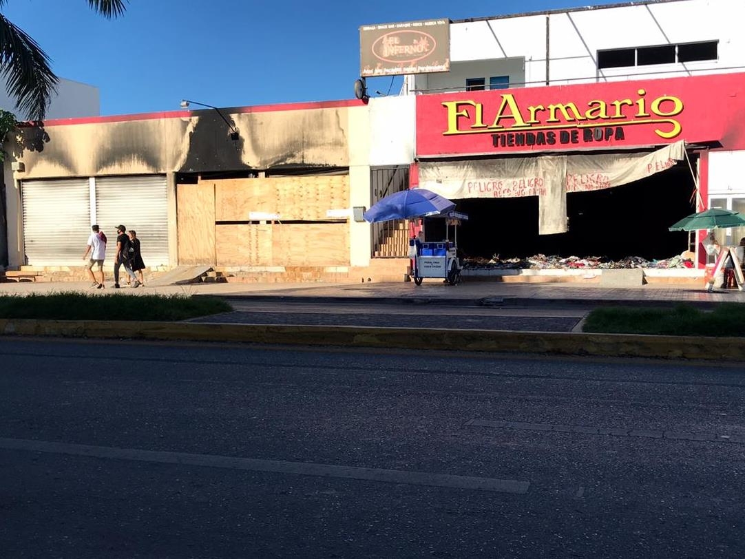 El 23 de octubre se registró un incendio en una cadena de 4 locales comerciales ubicado sobre la avenida Benito Juárez