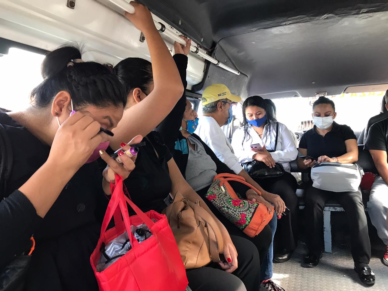 El transporte público es uno de los que más viola los protocolos sanitarios al permitir un número mayor de pasajeros e incluso sin cubrebocas