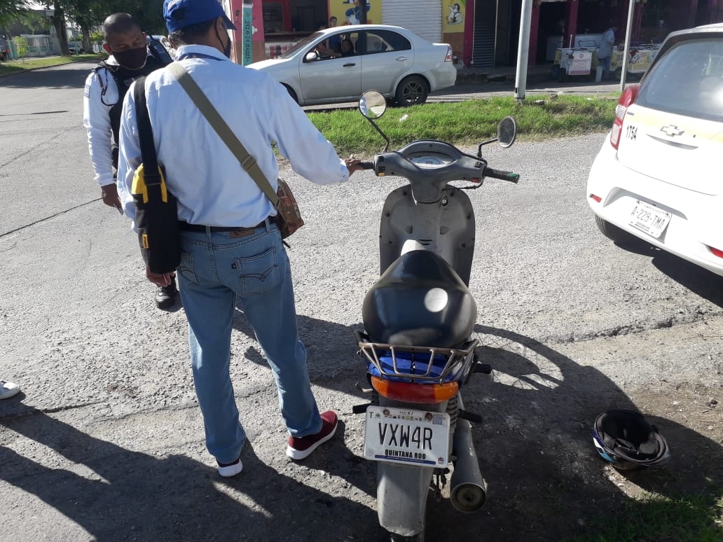 Taxi choca contra motocicleta del ayuntamiento de Chetumal