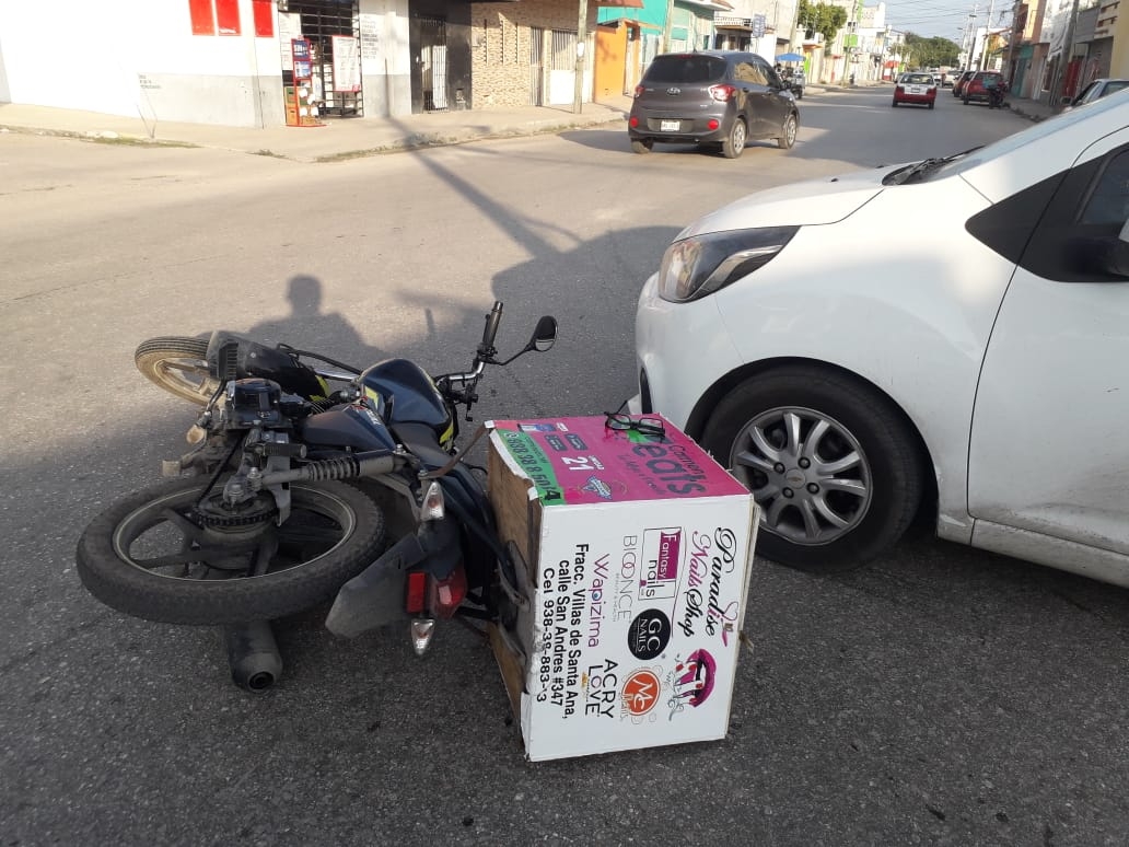 Derrapa motociclista para evitar chocar contra un automóvil en Ciudad del Carmen