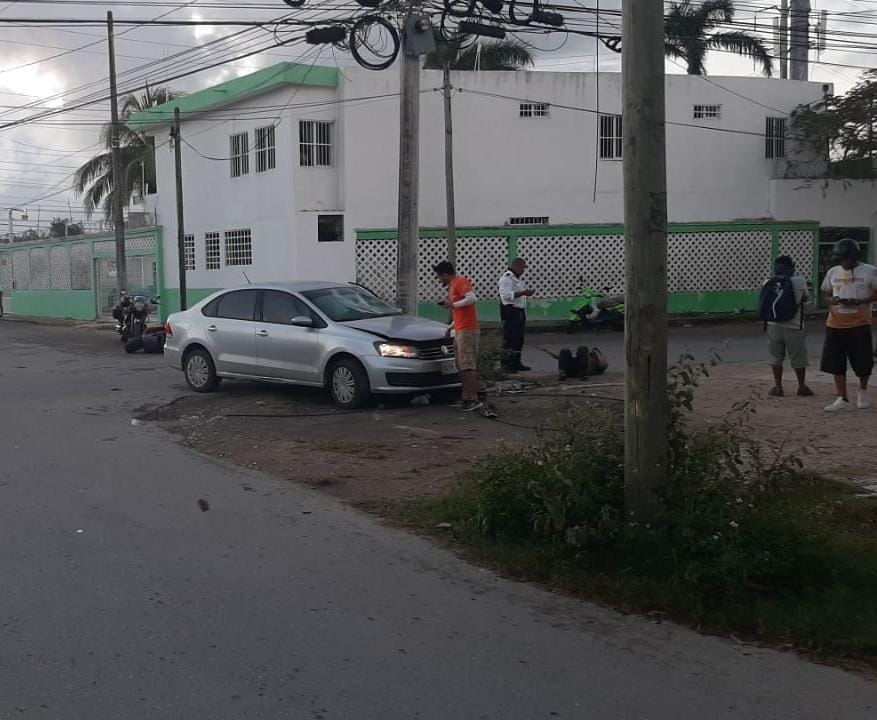 El motociclista fue trasladado al Hospital General de Playa del Carmen para su pronta atención