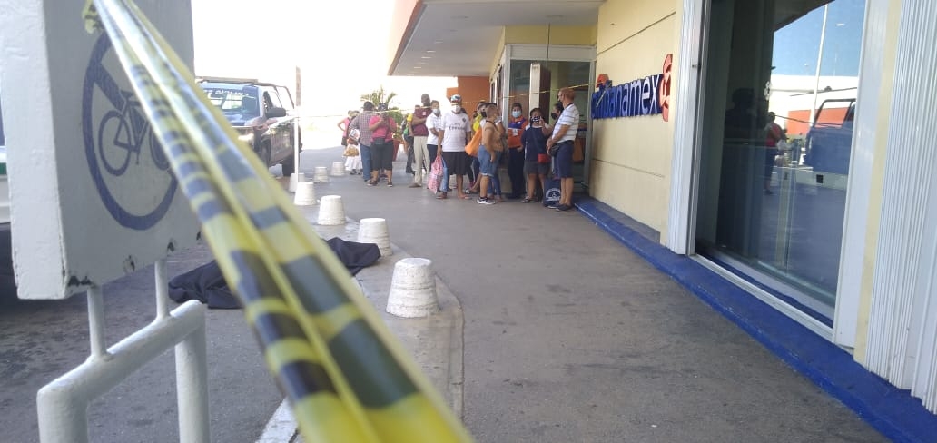 Mujer de 35 años muere afuera de estacionamiento en Cancún