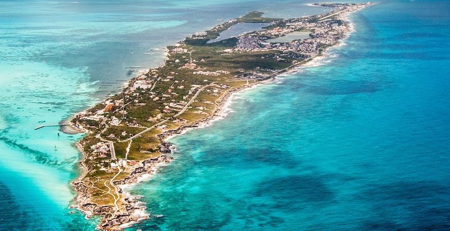 Isla Mujeres se localiza a 25 minutos de Cancún en ferry, y durante el cruce, se puede admirar el mar azul