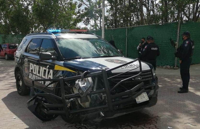 Policía de Quintana Roo provoca aparatoso accidente en Playa del Carmen