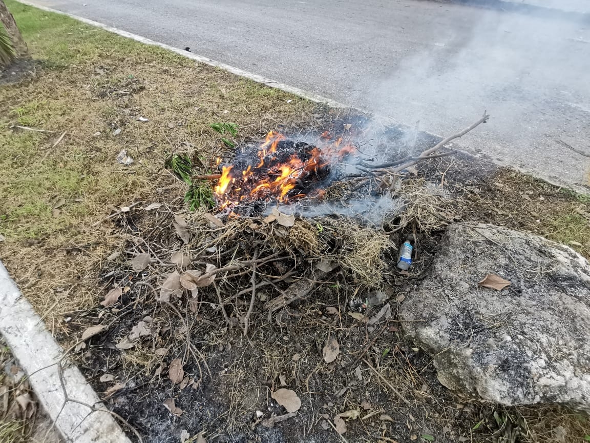 Cancún: vecinos de Los Héroes incendian basura en protesta